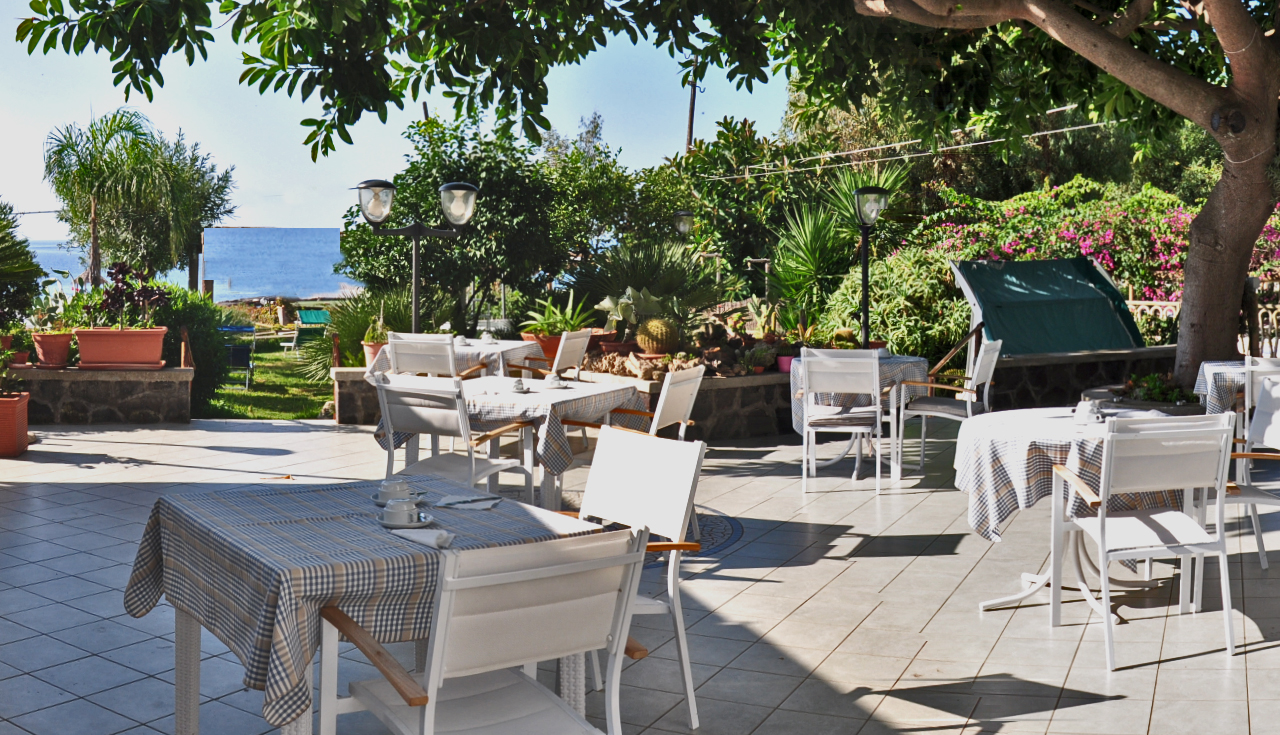 colazione-sul-terazzo-vista.jpg
